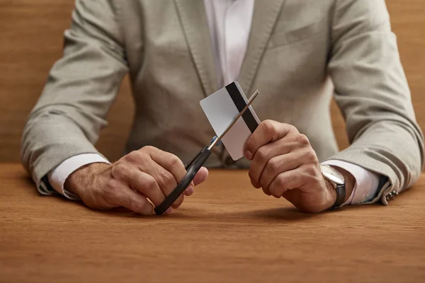 Vista Recortada Hombre Negocios Traje Corte Tarjeta Crédito Con Tijeras — Foto de Stock