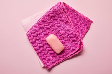 pembe arka plan üzerinde pembe paçavra ve sabun üst görünümü 