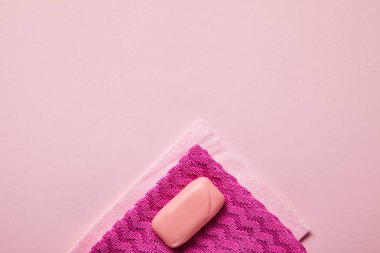 pembe arka plan üzerinde pembe paçavra ve sabun üst görünümü 
