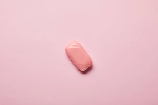 コピースペースを持つパステル背景上のピンクの石鹸のトップビュー — ストック写真