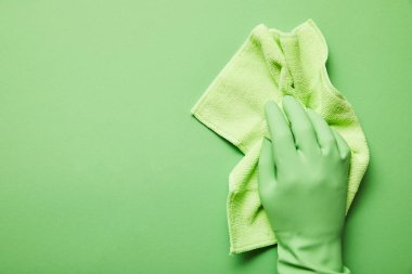 yeşil bez tutan kauçuk eldiven adam kırpılmış görünümü 
