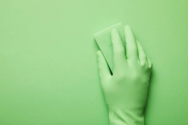 Vista Cortada Homem Luva Borracha Segurando Esponja Verde — Fotografia de Stock
