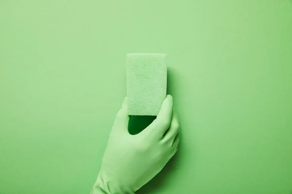 Обрезанный Вид Человека Резиновой Перчатке Зеленой Губкой — стоковое фото