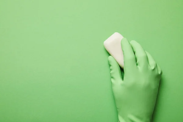 Bijgesneden Weergave Van Man Rubberen Handschoen Met Witte Zeep Groene — Stockfoto