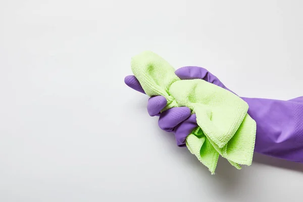 Bijgesneden Weergave Van Man Paars Rubber Handschoen Houden Groene Rag — Stockfoto