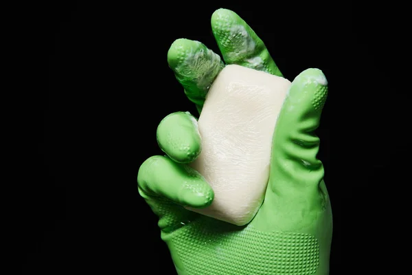 Обрезанный Вид Человека Зеленой Резиновой Перчатке Мылом Изолированным Черном — Бесплатное стоковое фото