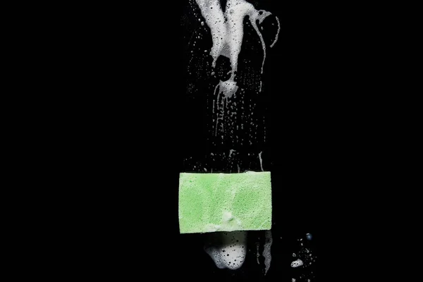 绿色和彩色海绵的顶视图与泡沫在黑色背景 — 图库照片