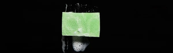 Plan Panoramique Éponge Verte Colorée Avec Mousse Sur Fond Noir — Photo