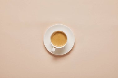 bej arka planda tabak tabak kahve üst görünümü