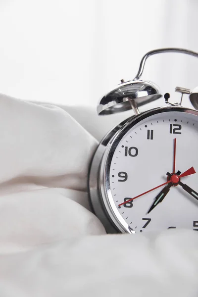 Vista Cerca Del Reloj Despertador Plata Cama Blanca — Foto de Stock