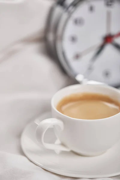 Selectieve Focus Van Koffie Witte Kop Schotel Met Zilveren Wekker — Stockfoto