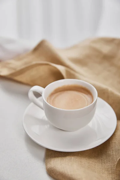 Pohled Kávu Bílém Šálku Talířku Blízko Béžového Ubrousku — Stock fotografie