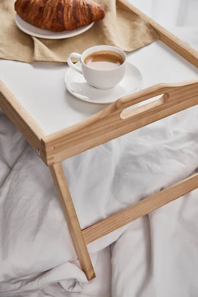 Close Uitzicht Koffie Croissant Geserveerd Houten Dienblad Wit Bed — Stockfoto