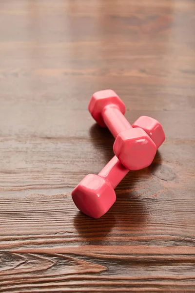 Pink Dumbbells Brown Wooden Table Copy Space — Stock Photo, Image