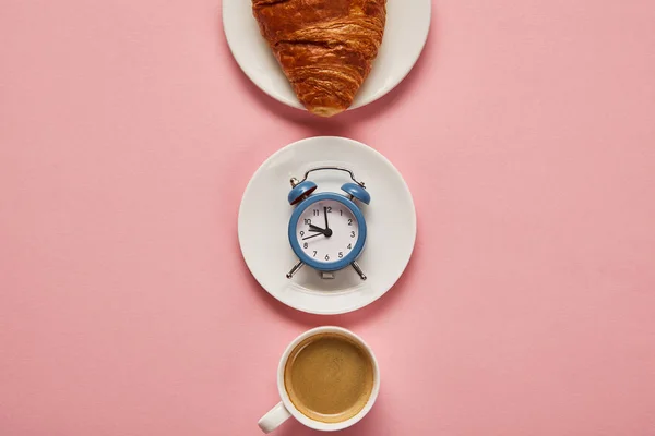 Plano Con Taza Café Reloj Despertador Juguete Croissant Plato Sobre —  Fotos de Stock