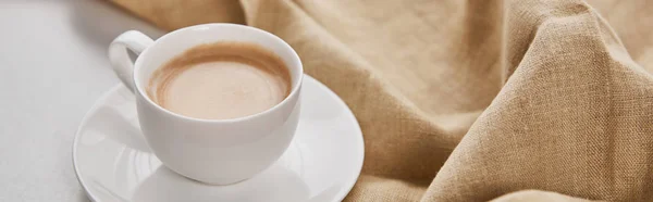 Close Weergave Van Koffie Witte Kop Schotel Buurt Van Beige — Stockfoto