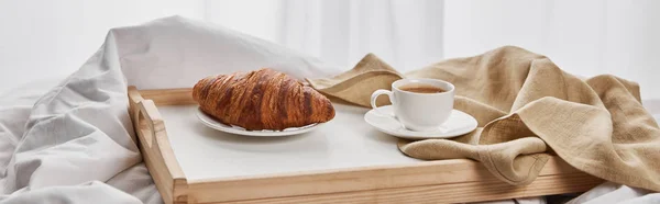 Café Croissant Servido Bandeja Madera Sobre Ropa Cama Blanca Plano — Foto de Stock