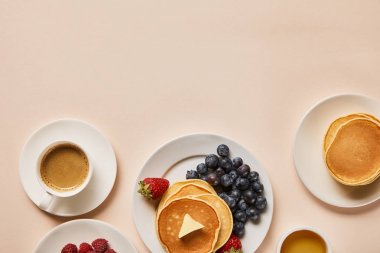 krep, çilek, bal ve kahve ile lezzetli servis kahvaltı üst görünümü 