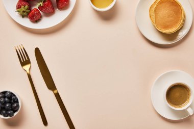 çilek, kahve, krep ve ortasında boş alan ile servis kahvaltı üst görünümü