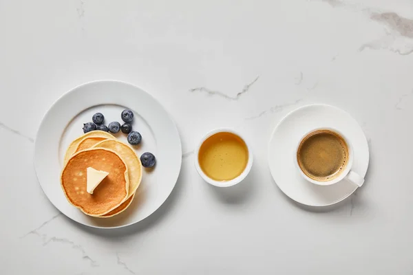ブルーベリーとバターのおいしいパンケーキ コーヒーのカップとボウルのトップビュー — ストック写真