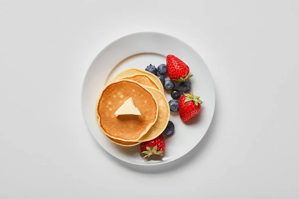 Top View White Plate Pancakes Blueberries Strawberries — Stock Photo, Image