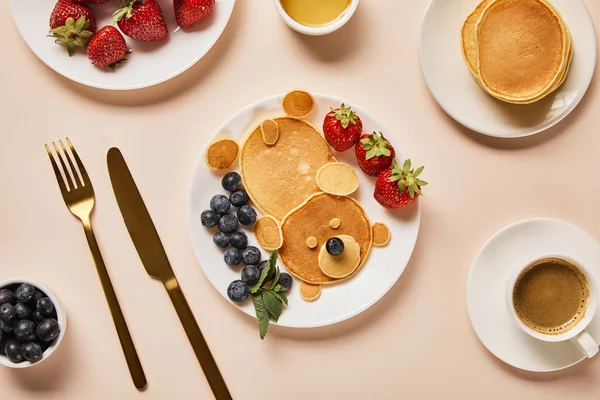 Von Oben Pfannkuchen Mit Beeren Honig Und Kaffee Bärenkonzept — Stockfoto
