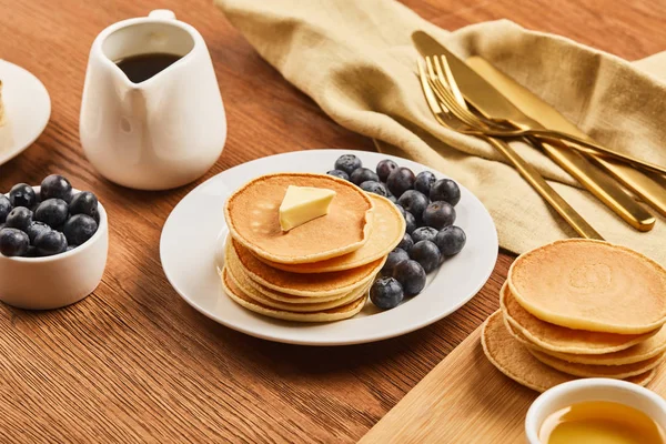 Plate Pancakes Blueberries Jug Syrup Linen Cloth Golden Cutlery Wooden — Stock Photo, Image