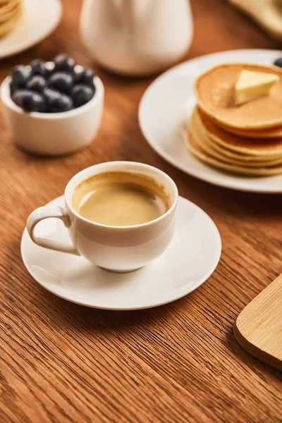Selective Focus Cup Coffee Foam Plate Pancakes Bowl Strawberries — Stock Photo, Image