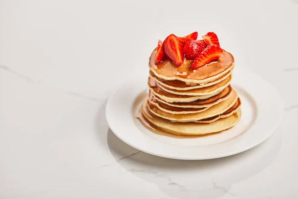 Plate Pancakes Strawberries Syrup Textured Surface — Stock Photo, Image