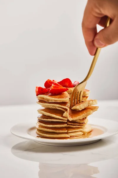 Vista Recortada Del Hombre Tomando Rebanada Panqueques Con Fresas Plato —  Fotos de Stock