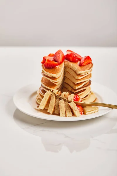 Tenedor Dorado Con Rebanada Panqueques Placa Blanca Sobre Superficie Texturizada — Foto de Stock