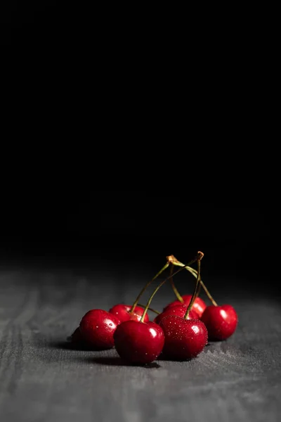 Cerejas Saborosas Vermelhas Com Gotas Água Mesa Madeira Isolada Preto — Fotografia de Stock