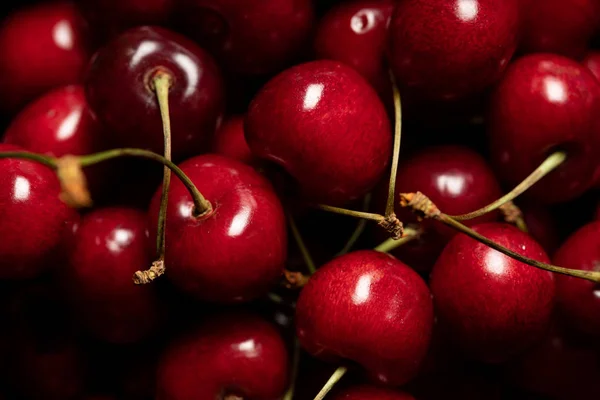 赤いおいしいと熟したサクランボのクローズアップビュー — ストック写真