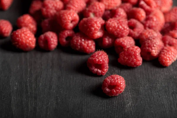 Selective Focus Tasty Ripe Raspberries Scattered Wooden Table — Stock Photo, Image