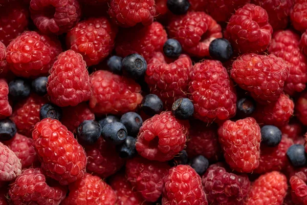 Close View Fresh Delicious Ripe Mixed Raspberries Blueberries — Stock Photo, Image