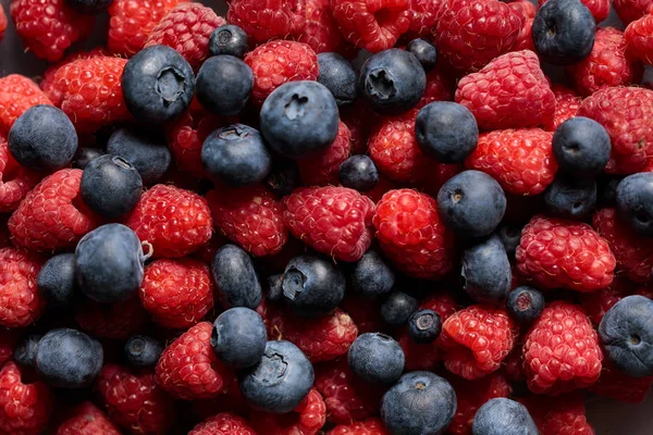 Close View Fresh Ripe Mixed Raspberries Blueberries — Stock Photo, Image