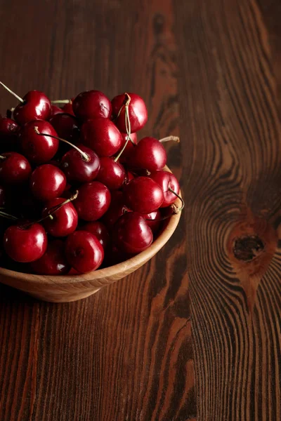 Rojo Deliciosas Cerezas Cuenco Madera Sobre Mesa Marrón Madera — Foto de Stock