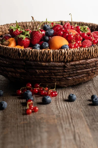 Nahaufnahme Von Reifen Saisonalen Beeren Und Aprikosen Weidenkorb Auf Holztisch — Stockfoto