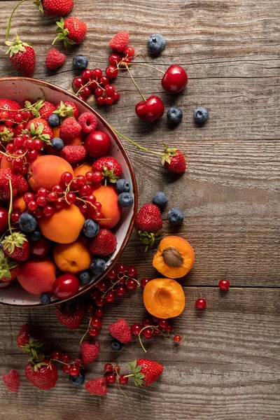 Blick Von Oben Auf Reife Köstliche Frische Beeren Und Aprikosen — Stockfoto