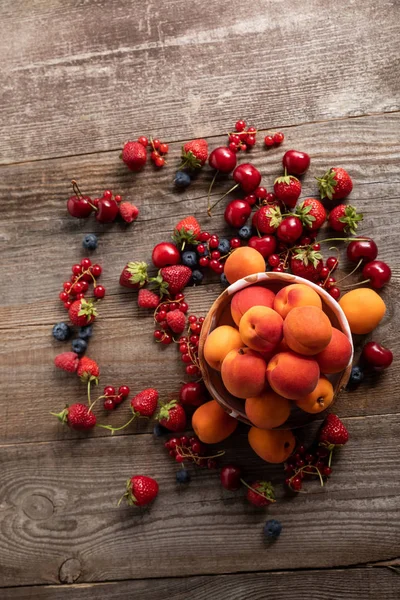 Top View Ripe Delicious Seasonal Berries Scattered Bowl Apricots Wooden — Stock Photo, Image