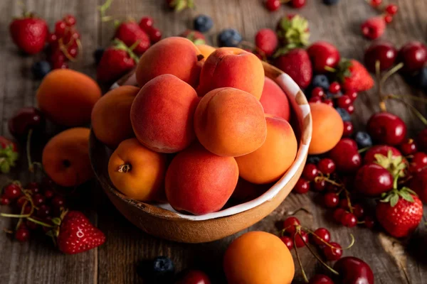 Close View Ripe Delicious Seasonal Berries Scattered Bowl Apricots Wooden — Stock Photo, Image