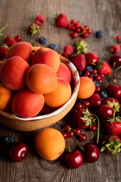 Delicious Seasonal Berries Scattered Bowl Fresh Apricots Wooden Table — Stock Photo, Image