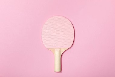 pembe arka plan üzerinde masa tenisi pembe ahşap raket üst görünümü