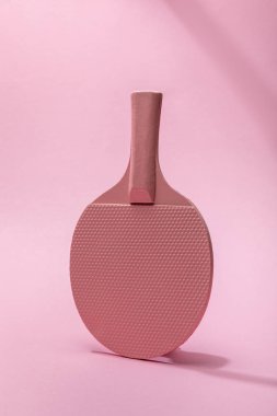 kopya alanı ile pembe arka plan üzerinde masa tenisi raket