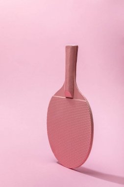kopya alanı ile pembe arka plan üzerinde ping-pong raket
