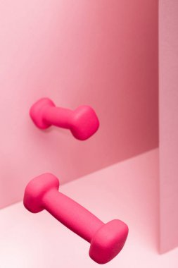 pembe arka planda havada uçan pembe parlak halter