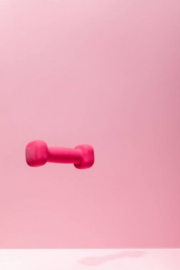 pembe parlak halter pembe arka plan üzerinde havada levitating