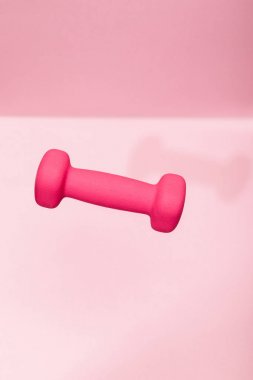 pembe parlak halter pembe arka plan üzerinde havada levitating
