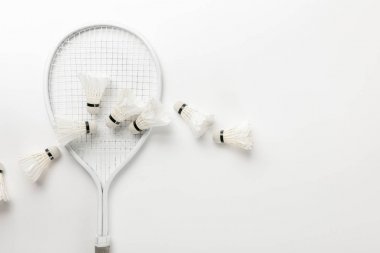 beyaz arka plan üzerinde beyaz badminton raket ve shuttlecocks üst görünümü