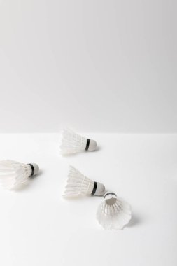 Beyaz badminton mekik horozları, kopyalama alanı ile beyaz arka plana saçılmış